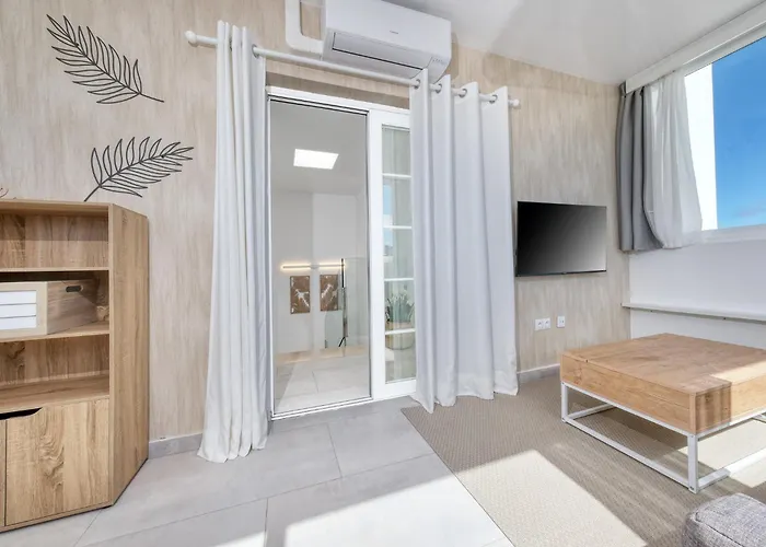 Villa Marina Oasis-Private Pool, Air-Con, Sat Tv